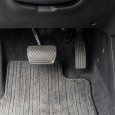 Motor Kapalıyken Fren Pedalı Birkaç Basışta Neden Taş Gibi Sertleşir?