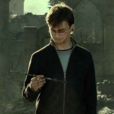 Harry Potter, Serinin Finalinde En Güçlü Asa Olan Mürver Asayı Neden Kırdı?