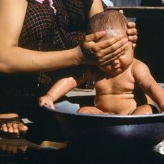 Çocukluk Anılarının En Efsanelerinden: Çocuğuna Banyo Yaptırmış Anne Gaddarlığı