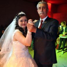 Down Sendromlu Kızı İçin Damatsız Düğün Yapan Baba