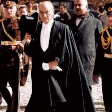 Eskiden Standart Bir Kıyafet Olan Pelerin Neden Zamanla Tedavülden Kalktı?