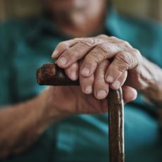 Yaşlı İnsanlardaki Kendine Has Kokunun Sebebi Nedir?