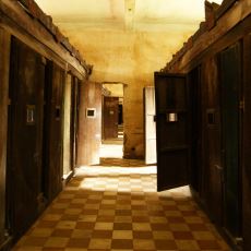 On Binlerce Mahkumdan 7'sinin Kurtulabildiği Utanç Vesikası: Tuol Sleng Hapishanesi