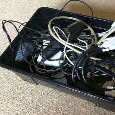 Erkeklerin Ömür Boyu Sakladığı Kablo Dolu Kutu