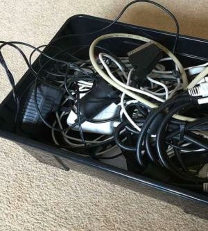 Erkeklerin Ömür Boyu Sakladığı Kablo Dolu Kutu