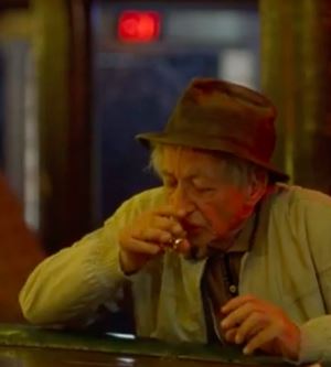 Barfly Filminde Çok Kısa Sürmesine Rağmen İnsanı Düşüncelere Sürükleyen Bar Sahnesi