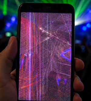 Konser Lazerleri Telefon Kamerasında Neden Kalıcı İzler Bırakabiliyor?