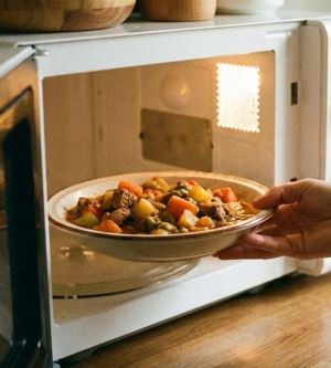 Mikrodalga Fırının Çalışma Prensibi: Nasıl Isıtır? Zararlı mı? Radyasyon Yayar mı?