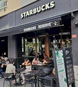 Starbucks'ın Türkiye'deki Her Bir Şubesi Nasıl Oluyor da Genelde Dolu Oluyor?