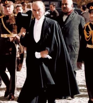 Eskiden Standart Bir Kıyafet Olan Pelerin Neden Zamanla Tedavülden Kalktı?