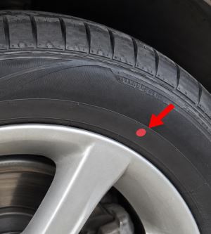 Araba Lastiği Üzerindeki Sarı ve Kırmızı Noktalar Ne Anlama Geliyor?