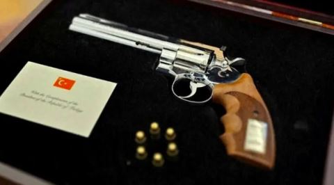 NATO Zirvesinde Erdoğan'ın Diğer Ülke Liderlerine Silah Hediye Etmesi Ne Anlama Geliyor?