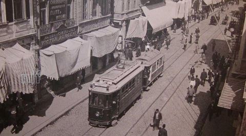 1913 Yılının İstiklal Caddesine Dair Şimdi Bakınca Çok Acayip Gelen Detaylar