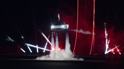 Tesla'nın Uçabilen, Duvara Tırmanabilen ve Takla Atabilen Yeni Aracı: Roadster