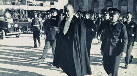 Eskiden Standart Bir Kıyafet Olan Pelerin Neden Zamanla Tedavülden Kalktı?