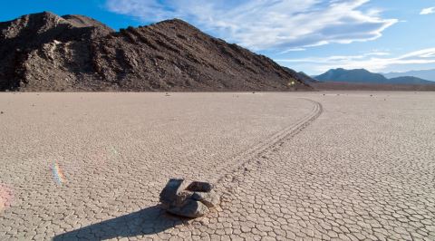 Ölüm Vadisi'nin Meşhur Yürüyen Kayaları Nasıl Metrelerce Hareket Ediyor?