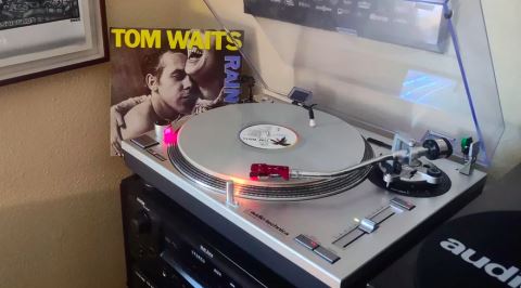 Tom Waits'in, Dinleyerek Hangi Yıl Yayınlandığını Anlayamayacağınız Albümü: Rain Dogs