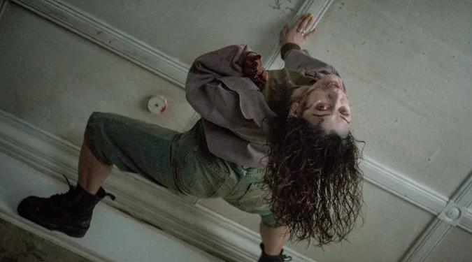 Şiddet Pornosu Kıvamındaki Evil Dead Burn (Kötü Ruh Cehennem Ateşi) Filminin İncelemesi