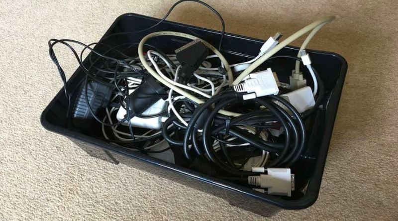 Erkeklerin Ömür Boyu Sakladığı Kablo Dolu Kutu