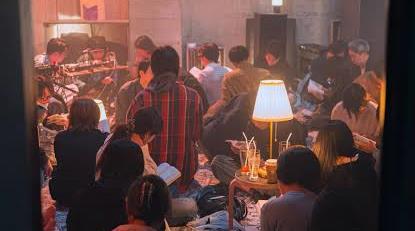 Japonya'nın Yeni Trendi: Gece Kulüplerinde Dans Etmek Yerine Halı Serip Kitap Okumaca