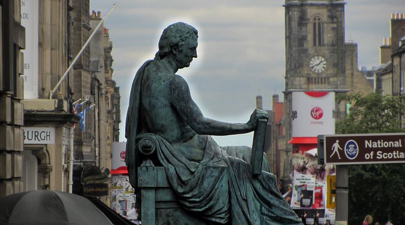 Edinburgh Şehrinin Tam Ortasında Neden David Hume'un Heykeli Var?