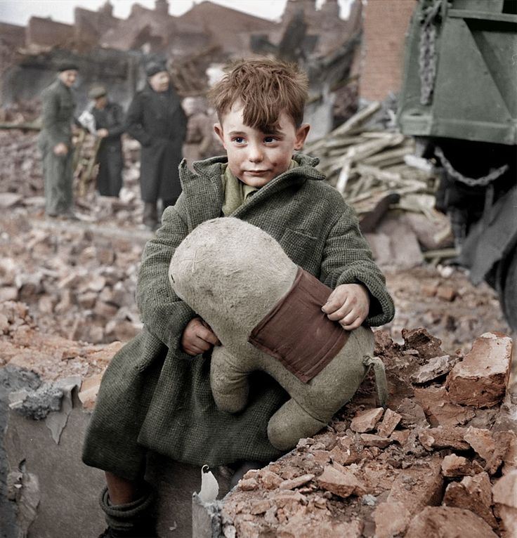 londra 1940'lar. yıkıntılar arasında bir çocuk.