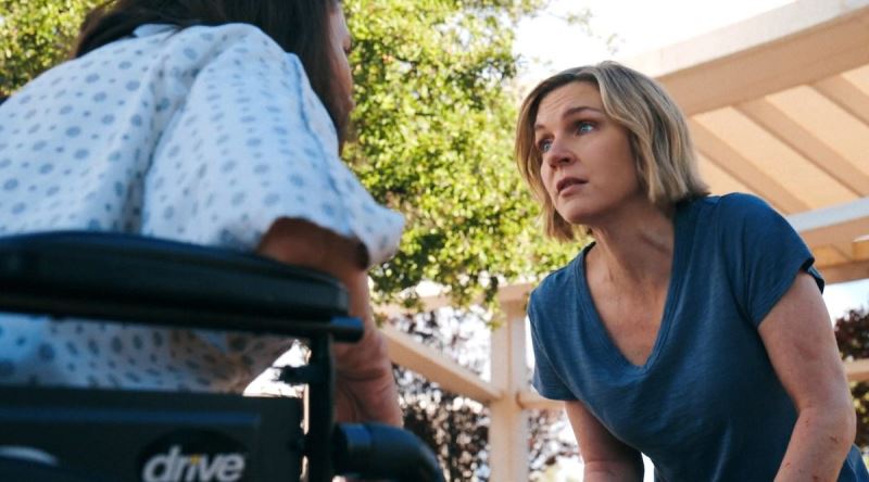 Pluribus Dizisindeki Kolektif Bilinç, Carol'a Neden Bu Kadar İyi Davranıyor?