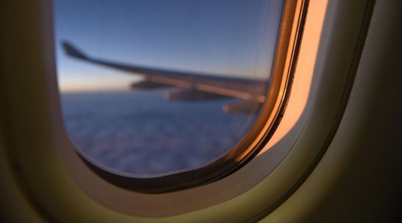 Yolcu Uçağı Camlarının Arkasındaki Bilim: Neden Kırılmaz, Neden Saydam?