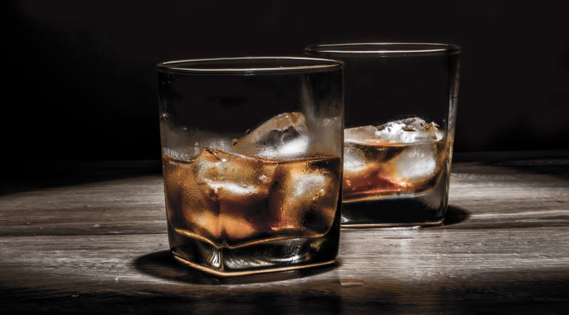 Viskiye Buz Eklemek mi, Birkaç Damla Su Katmak mı Daha Doğru?
