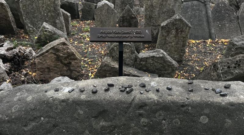 Yahudiler Mezar Ziyaretinde Çiçek Yerine Neden Taş Bırakır?