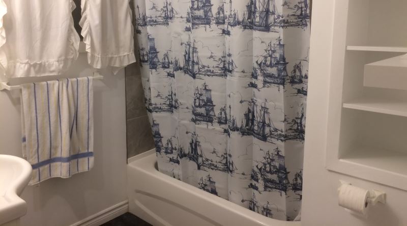 Duş Alırken Banyo Perdeleri Neden İçeri Doğru Kıvrılır?