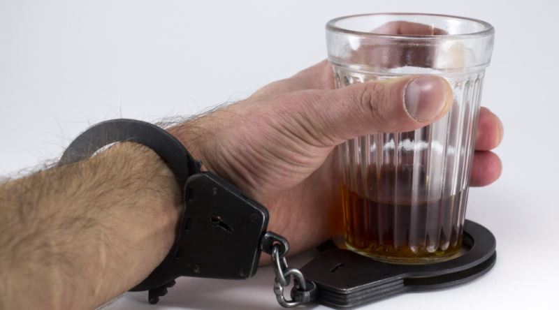 İlk Yudumda Neşe, Son Yudumda Travma Getiren Alkol Beyni Nasıl Ele Geçiriyor?