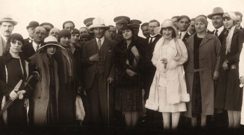 Atatürk'ün, Kadına Seçme ve Seçilme Hakkı Vermesinde Etkili Olan Türk Kadınları