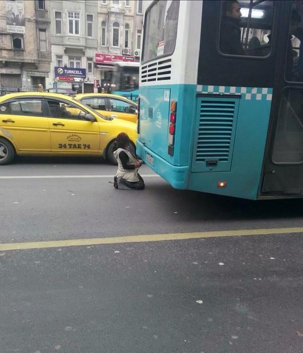 ek- günümüz türkiyesi. hepimiz hatırlıyoruz. otobüs egzozuyla ısınan suriyeli küçük bir kız çocuğu-