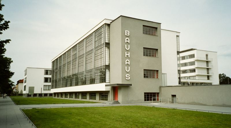 Eski Süslemeli Bina Anlayışını Bitirerek Modern Mimarinin Temellerini Atan Akım: Bauhaus