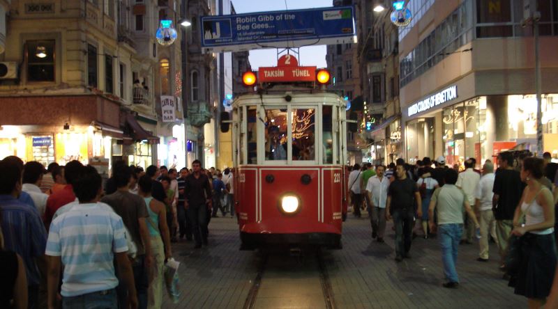 Koşullar Daha Zor Olmasına Rağmen, 2000'lerde Hayattan Zevk Almak Daha mı Kolaydı?