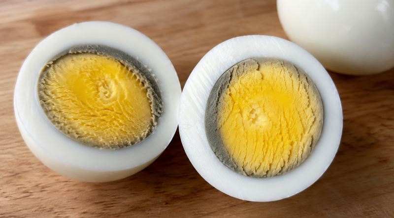 Haşlanmış Yumurtanın Sarısının Etrafında Neden Bazen Yeşilimsi Bir Halka Oluşur?