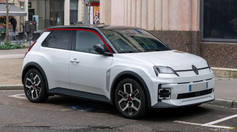 Renault 5 E-Tech Electric Nasıl Araba? Alınır mı?
