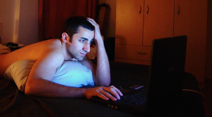 Düzenli Porno İzlemek, Beyin Sisine mi Yol Açıyor?