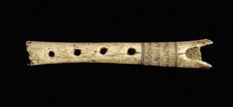 Первые музыкальные инструменты в истории. Костяная флейта неандертальцев. Кроманьонец каменная Дудка. Костяная флейта эпохи палеолита. Первые музыкальные инструменты.
