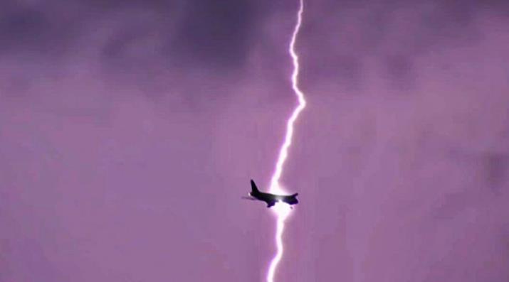 Yıldırım Düşmesi Neden Uçağa Zarar Vermez?