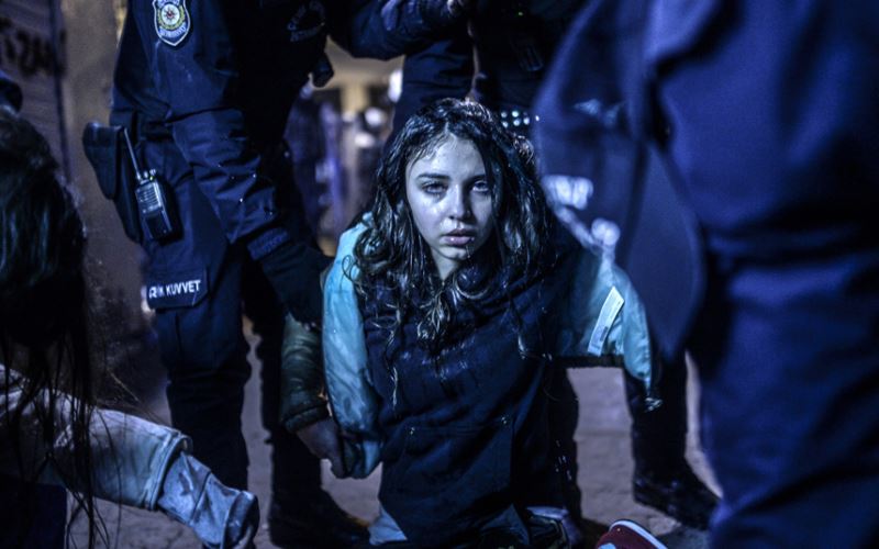 berkin elvan'ın cenazesine polis müdahalesi esnasında yaka paça göz altına alınan genç bir kız. (bülent kılıç'ın ödüllü fotoğrafı).