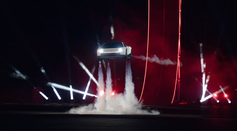 Tesla'nın Uçabilen, Duvara Tırmanabilen ve Takla Atabilen Yeni Aracı: Roadster