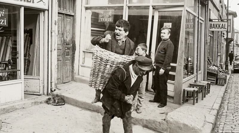 Eski İstanbul'da Yürümeyecek Kadar İçen Bar Müşterilerini Eve Taşıyan İşçiler: Küfeci