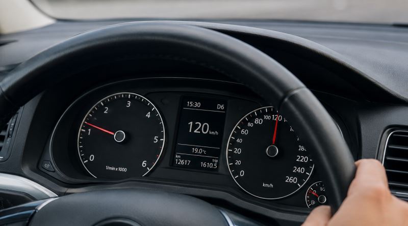 Arabanın Hız Kadranı 100 Gösterirken GPS Neden 94 Gösterir?