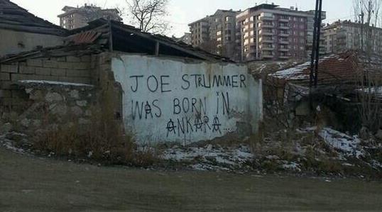 Ankara'daki Joe Strummer Was Born in Ankara Duvar Yazısının Düşündürdüğü Şeyler