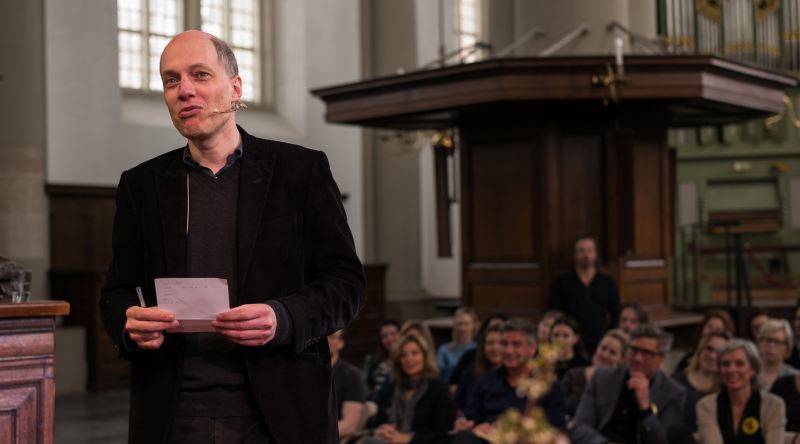 Modern İnsanın Söyleyemediği Şeyleri Onların Yüzüne Vuran Düşünür: Alain de Botton