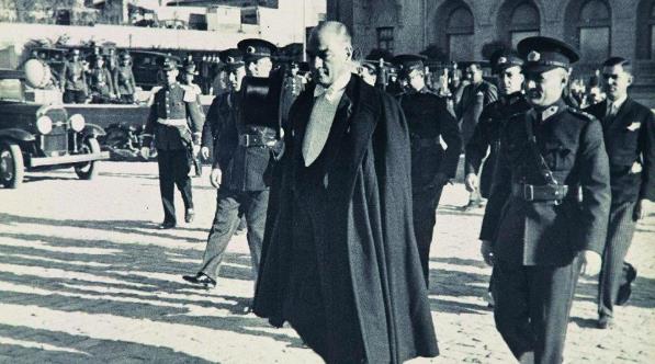 Eskiden Standart Bir Kıyafet Olan Pelerin Neden Zamanla Tedavülden Kalktı?