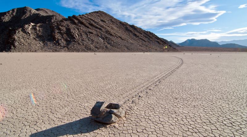 Ölüm Vadisi'nin Meşhur Yürüyen Kayaları Nasıl Metrelerce Hareket Ediyor?