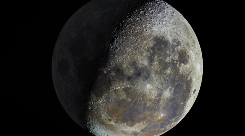 Ay'ın Uzak Tarafını Neden Asla Göremiyoruz?